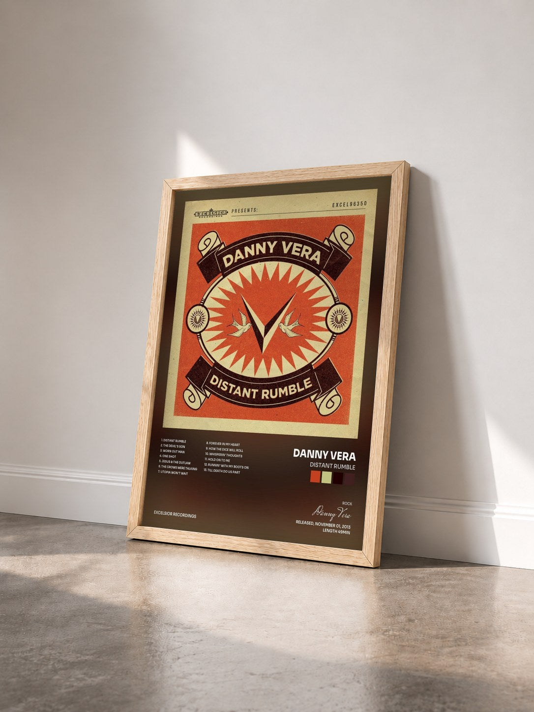 #bois Tableau de l'album Distant Rumble de Danny Vera vu de trois quarts, cadre en bois brut
