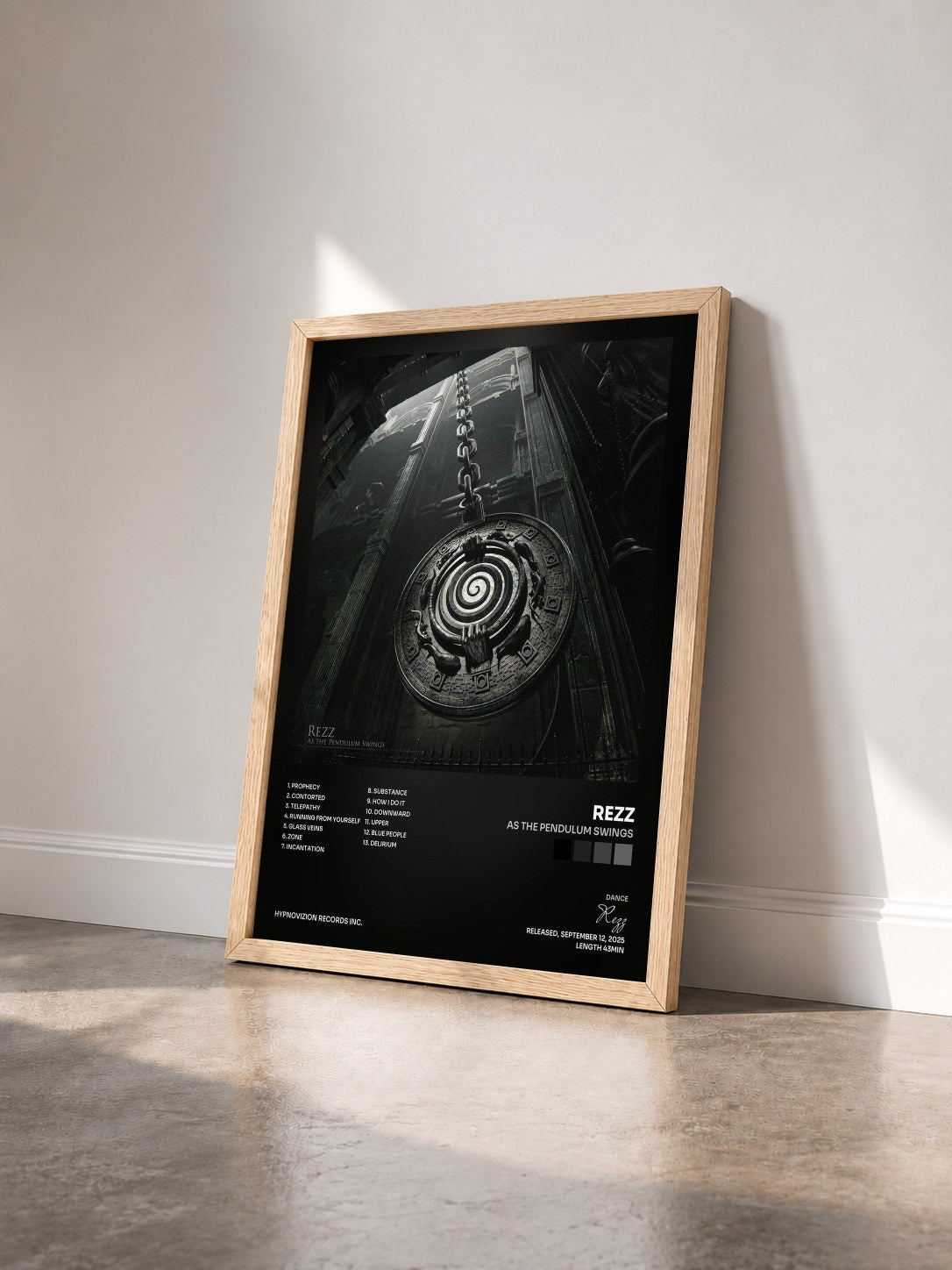 #bois Tableau de l'album As The Pendulum Swings de Rezz vu de trois quarts, cadre en bois brut