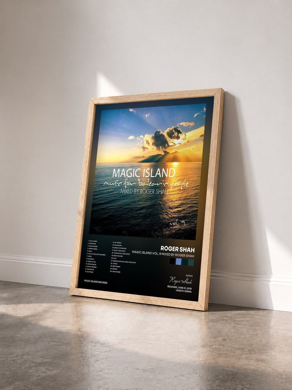 #bois Tableau de l'album Magic Island Vol. 9 mixed by Roger Shah de Roger Shah vu de trois quarts, cadre en bois brut