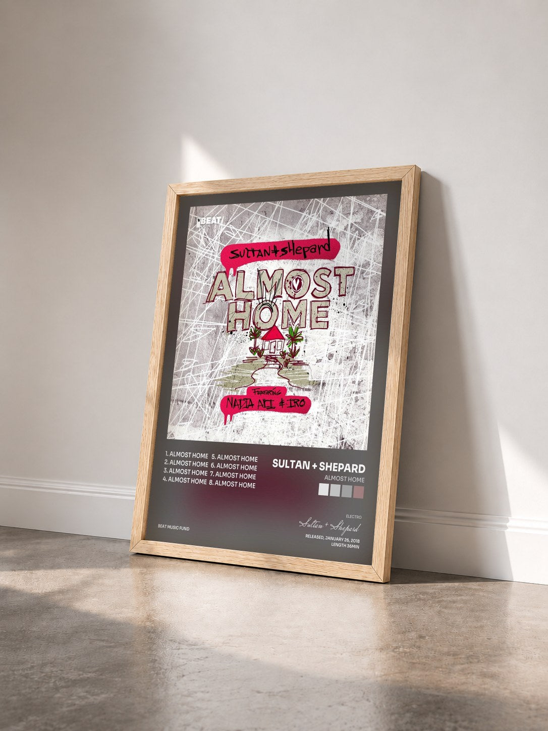 #bois Tableau de l'album Almost Home de Sultan + Shepard vu de trois quarts, cadre en bois brut