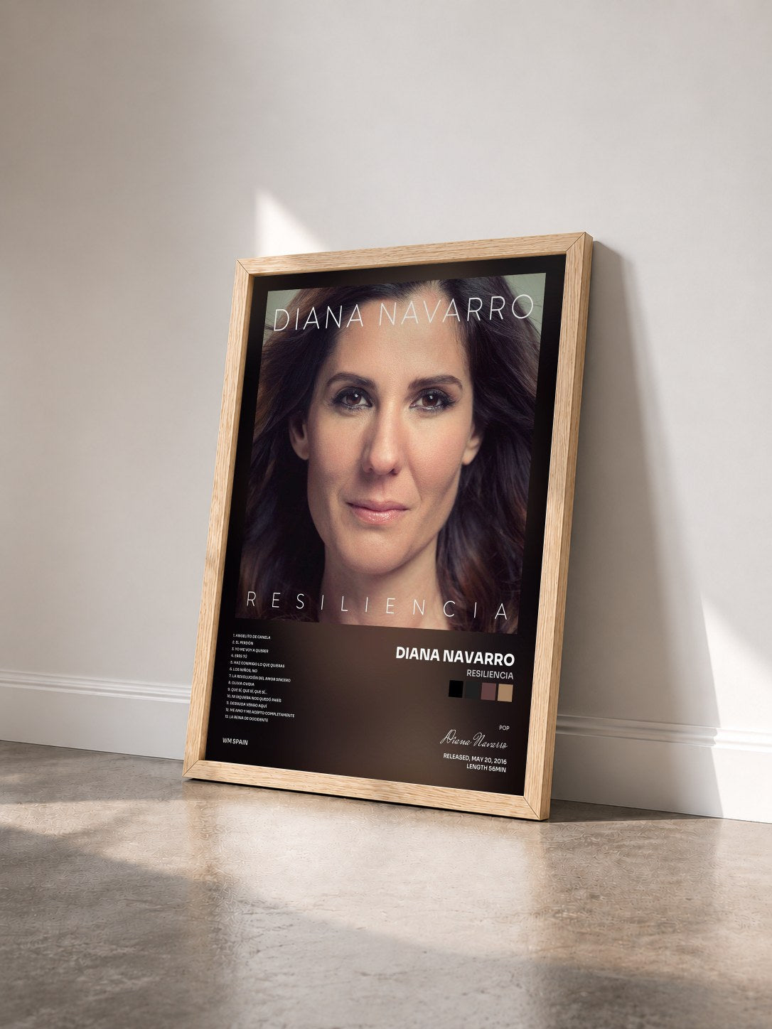 #bois Tableau de l'album Resiliencia de Diana Navarro vu de trois quarts, cadre en bois brut