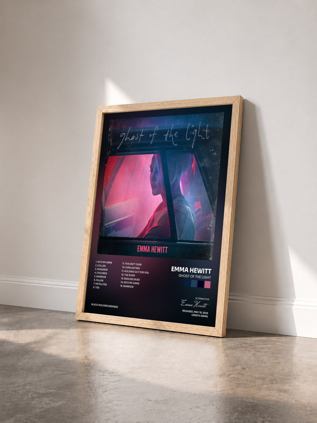 #bois Tableau de l'album Ghost of the Light de Emma Hewitt vu de trois quarts, cadre en bois brut