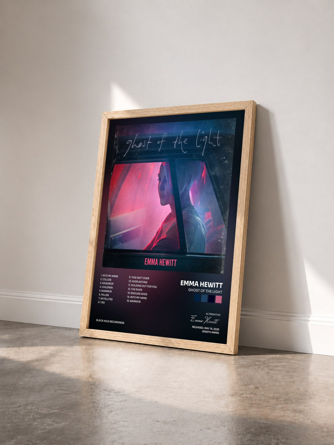 #bois Tableau de l'album Ghost of the Light de Emma Hewitt vu de trois quarts, cadre en bois brut