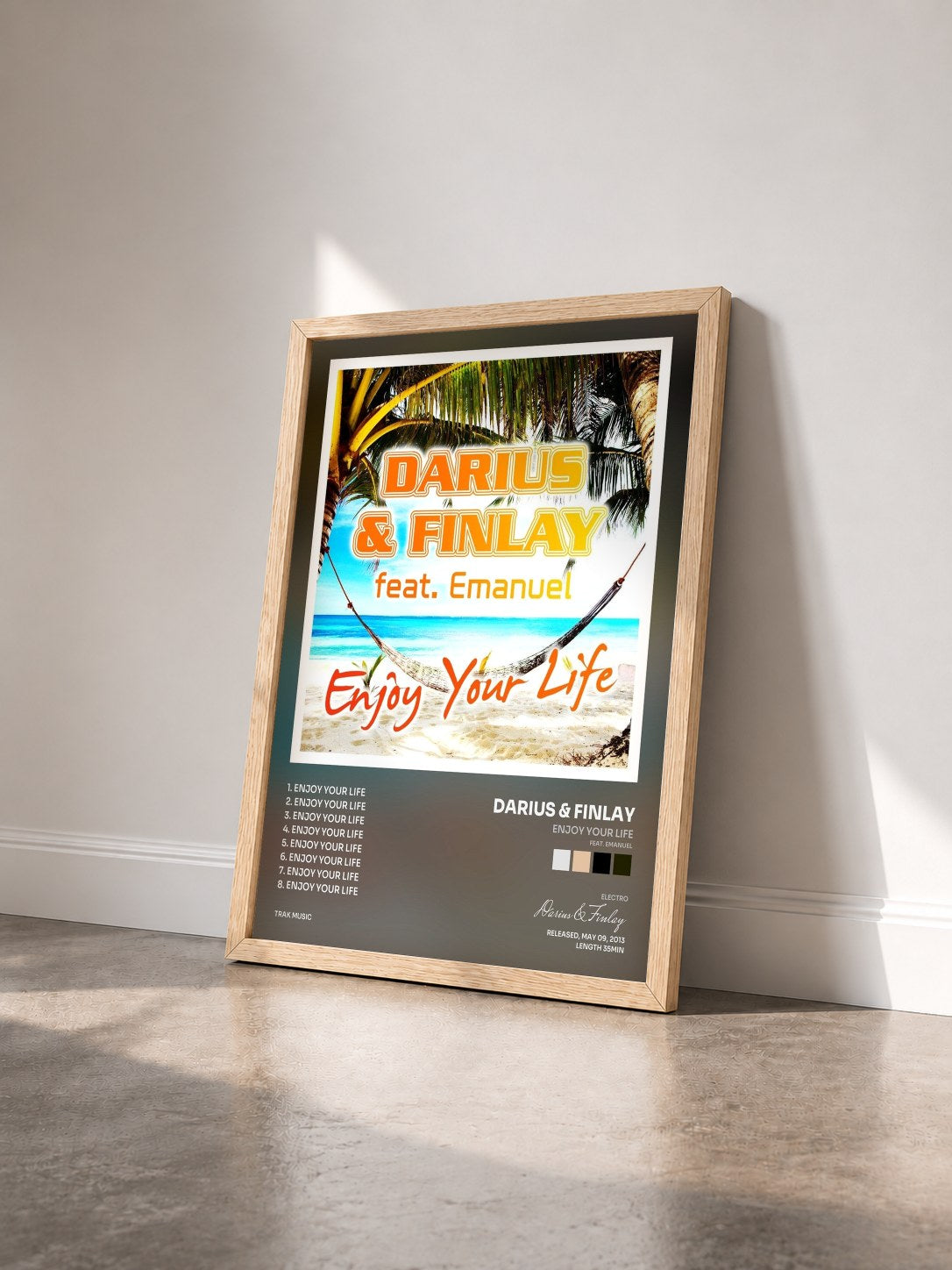#bois Tableau de l'album Enjoy Your Life (feat. Emanuel) de Darius & Finlay vu de trois quarts, cadre en bois brut