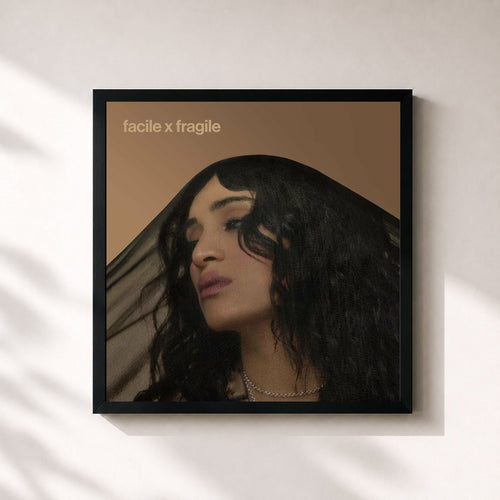 Camélia Jordana · Facile x Fragile (Version deluxe) — Gerahmter Kunstdruck