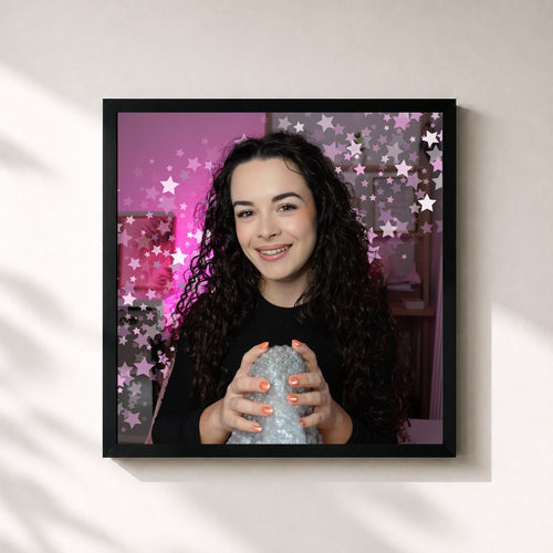 ASMR Margot · Chuchotements du soir — Stampa incorniciata