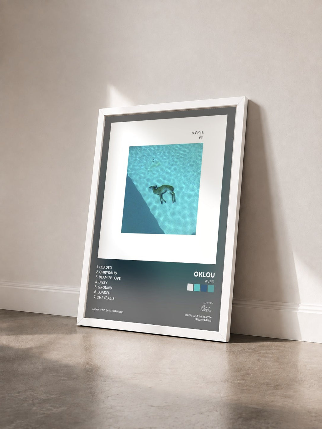 #blanc Tableau de l'album Avril de Oklou vu de trois quarts, cadre blanc