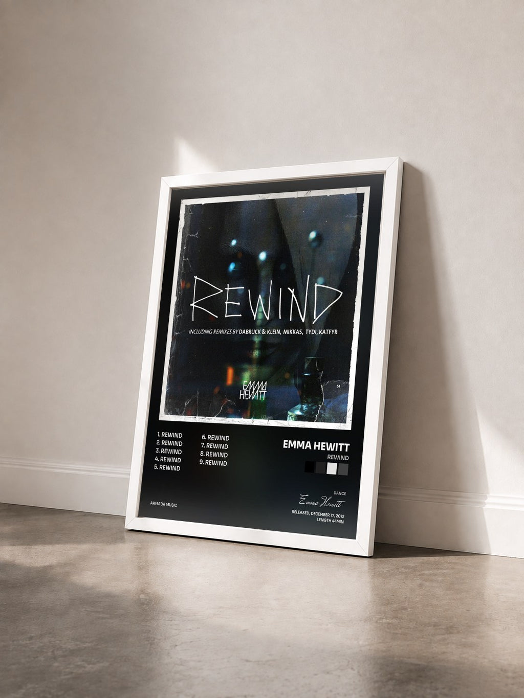 #blanc Tableau de l'album Rewind de Emma Hewitt vu de trois quarts, cadre blanc