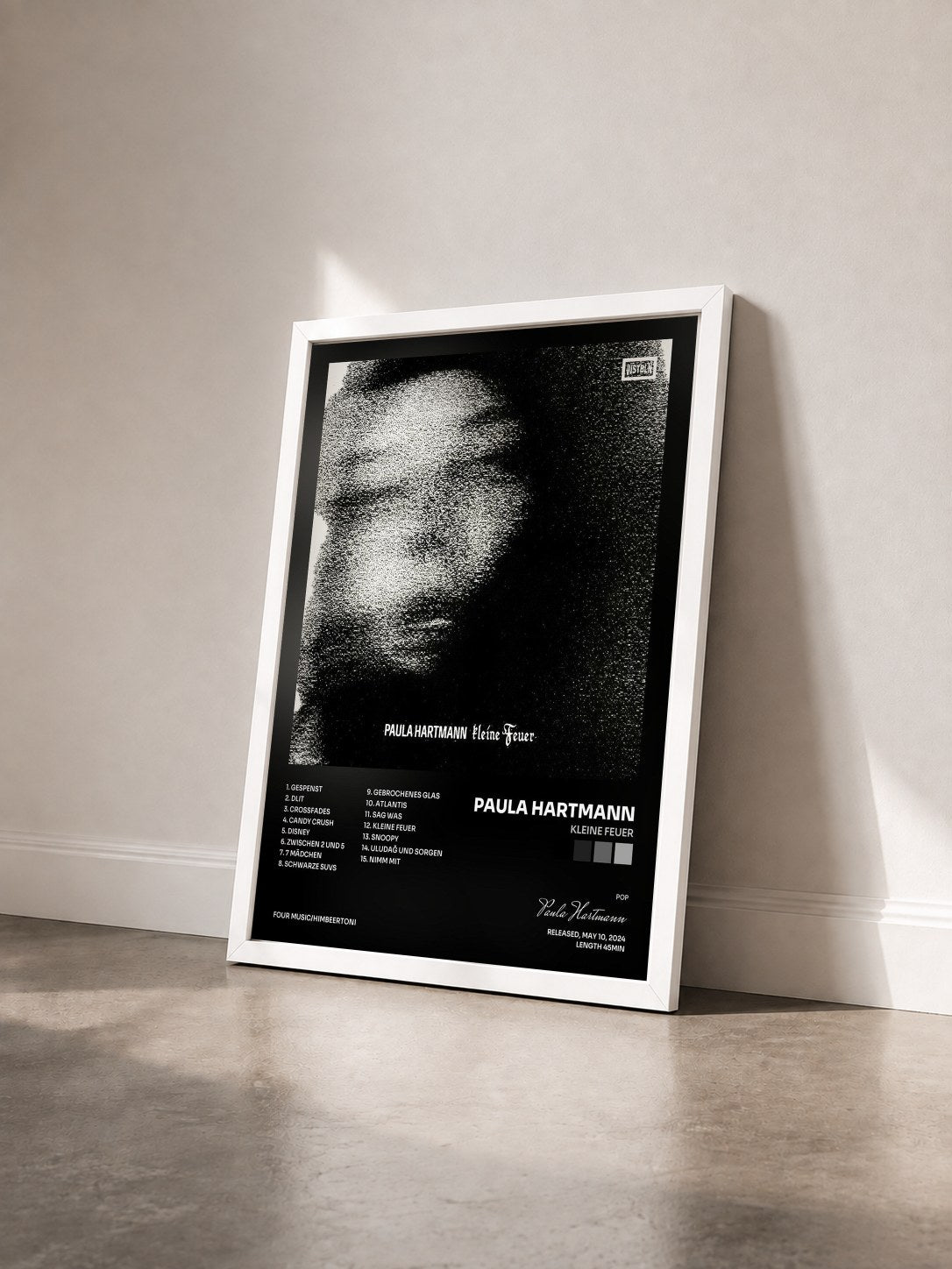 #blanc Tableau de l'album kleine Feuer de Paula Hartmann vu de trois quarts, cadre blanc