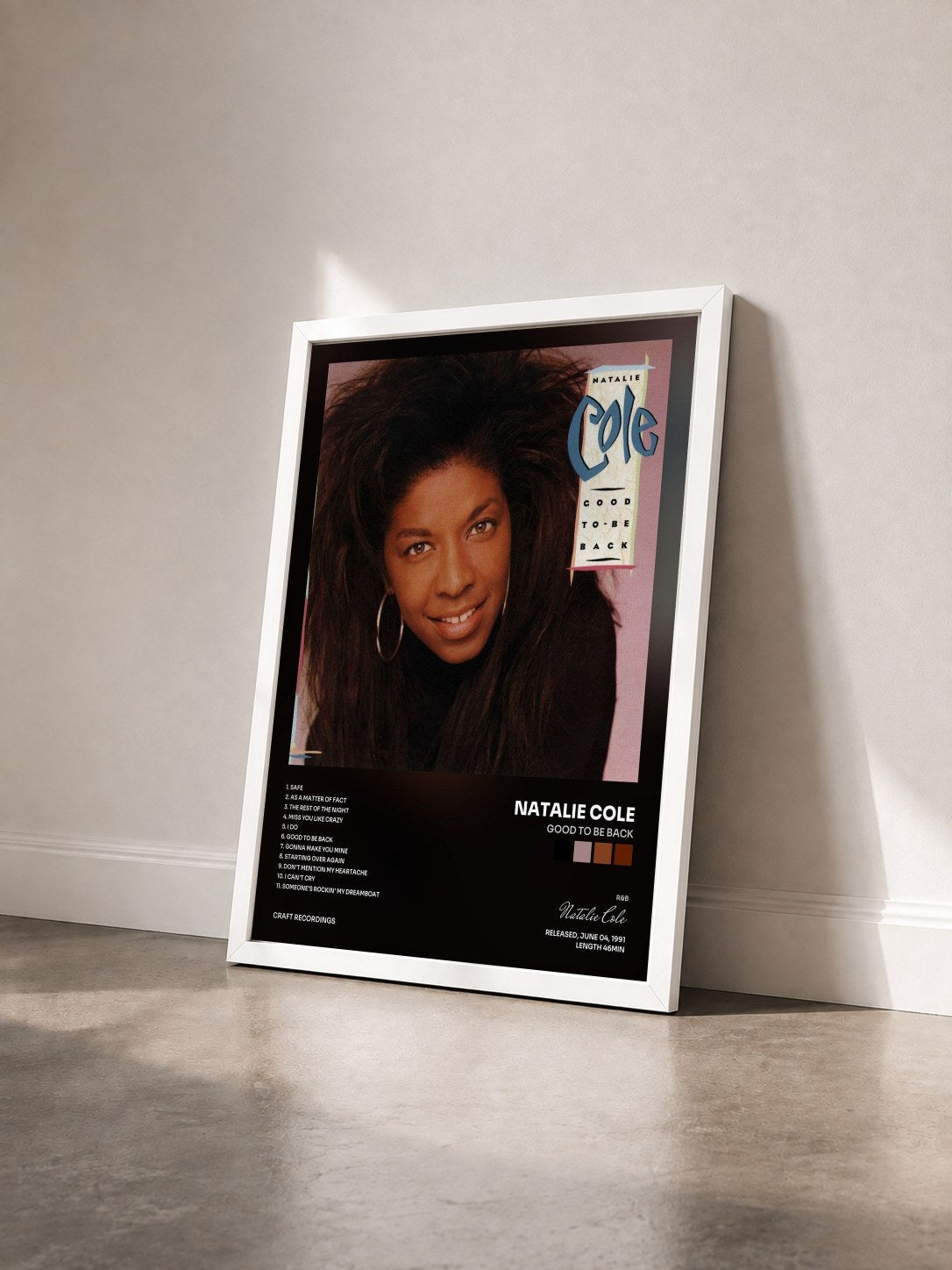 #blanc Tableau de l'album Good To Be Back de Natalie Cole vu de trois quarts, cadre blanc