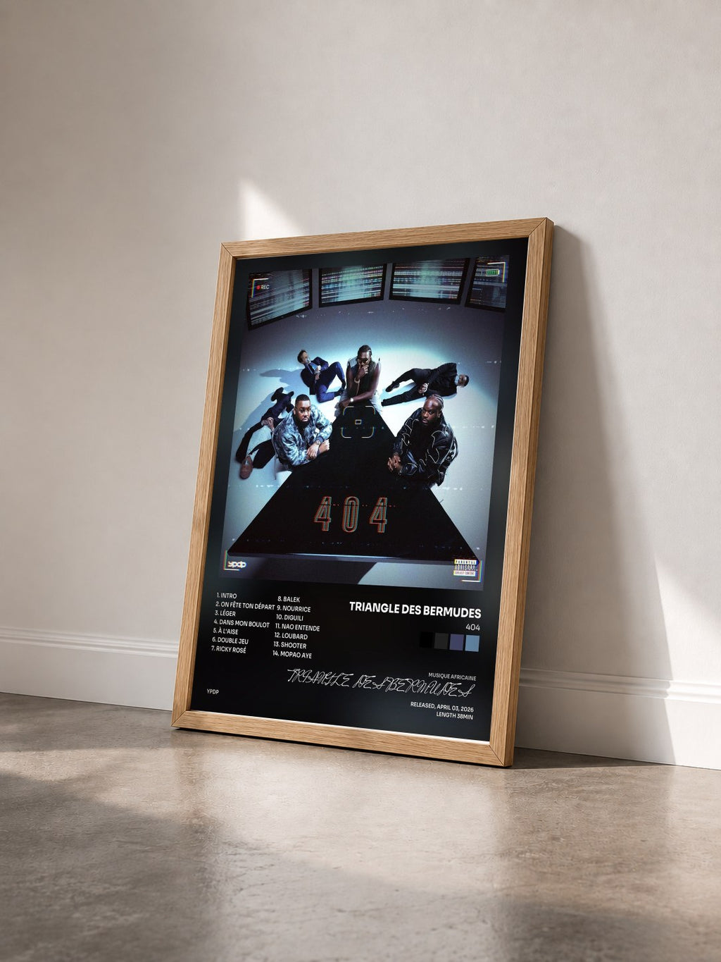 #bois Tableau de l'album 404 de TRIANGLE DES BERMUDES vu de trois quarts, cadre en bois brut