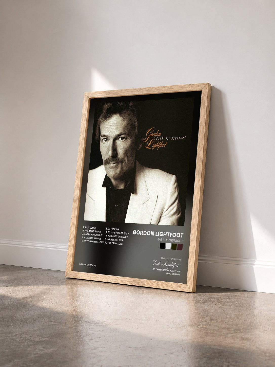 #bois Tableau de l'album East of Midnight de Gordon Lightfoot vu de trois quarts, cadre en bois brut
