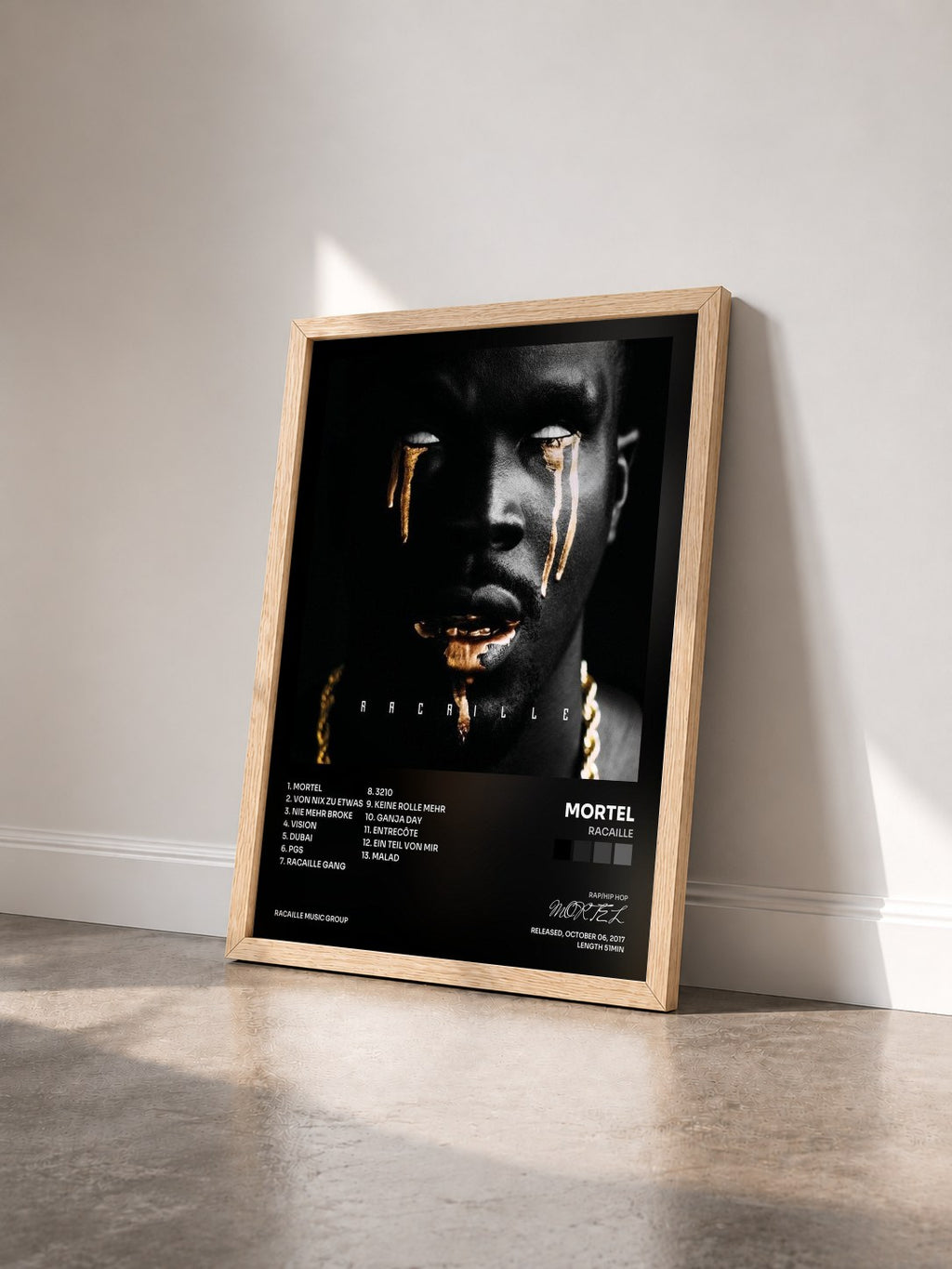 #bois Tableau de l'album RACAILLE de MORTEL vu de trois quarts, cadre en bois brut