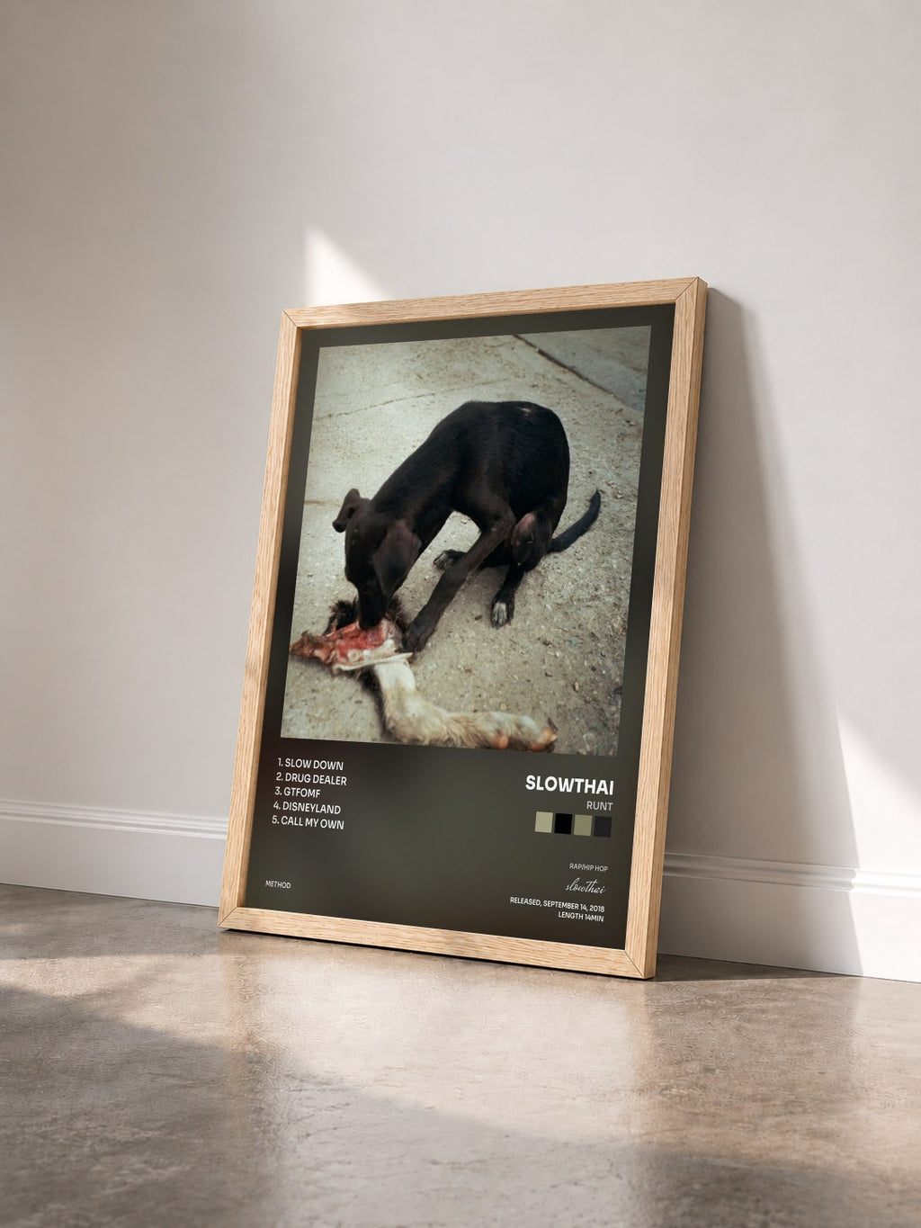 #bois Tableau de l'album RUNT de slowthai vu de trois quarts, cadre en bois brut