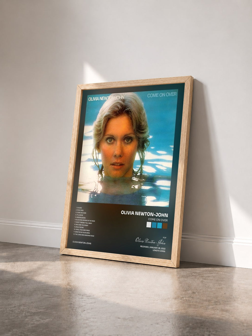 #bois Tableau de l'album Come On Over de Olivia Newton-John vu de trois quarts, cadre en bois brut
