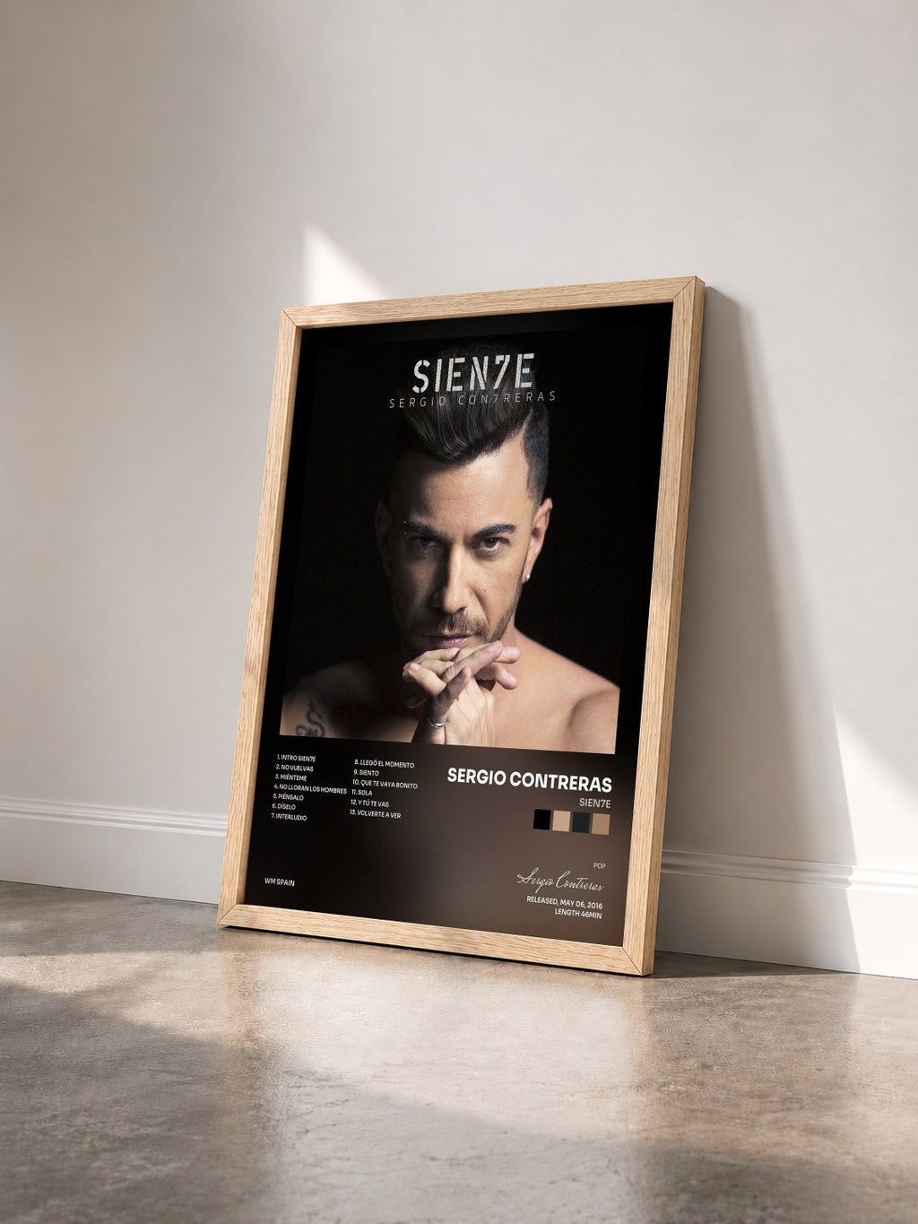#bois Tableau de l'album Sien7e de Sergio Contreras vu de trois quarts, cadre en bois brut