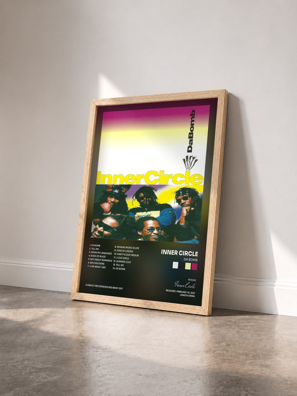 #bois Tableau de l'album Da Bomb de Inner Circle vu de trois quarts, cadre en bois brut