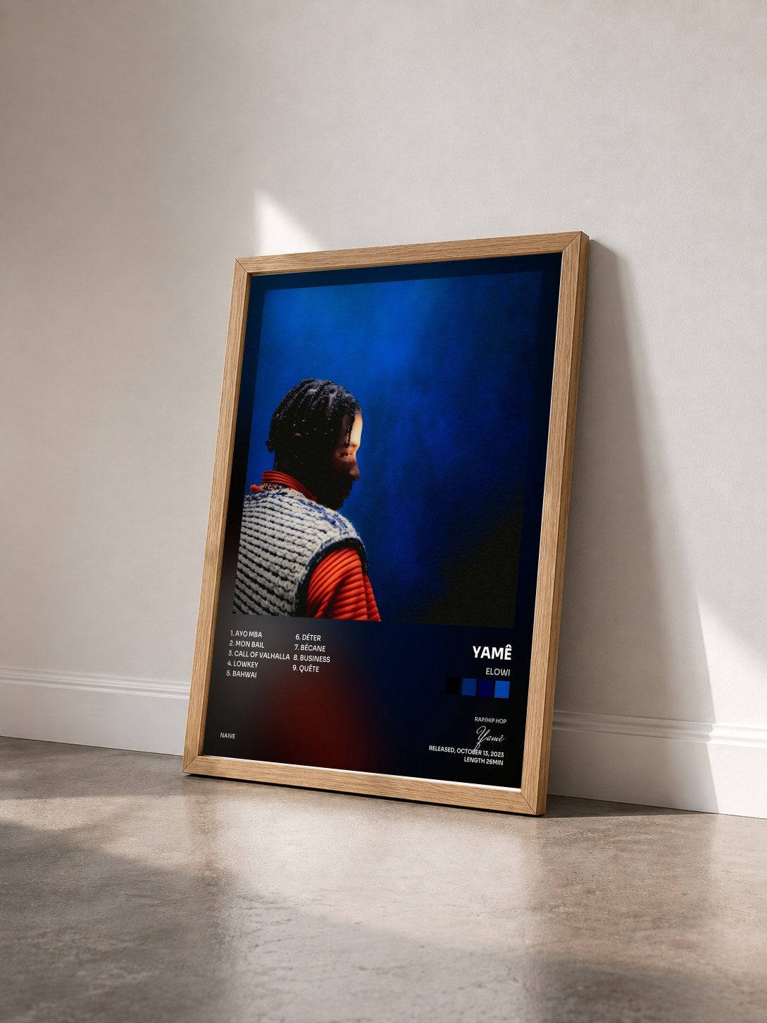 #bois Tableau de l'album ELOWI de Yamê vu de trois quarts, cadre en bois brut