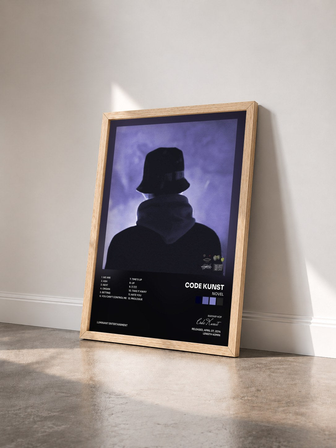 #bois Tableau de l'album NOVEL de Code Kunst vu de trois quarts, cadre en bois brut