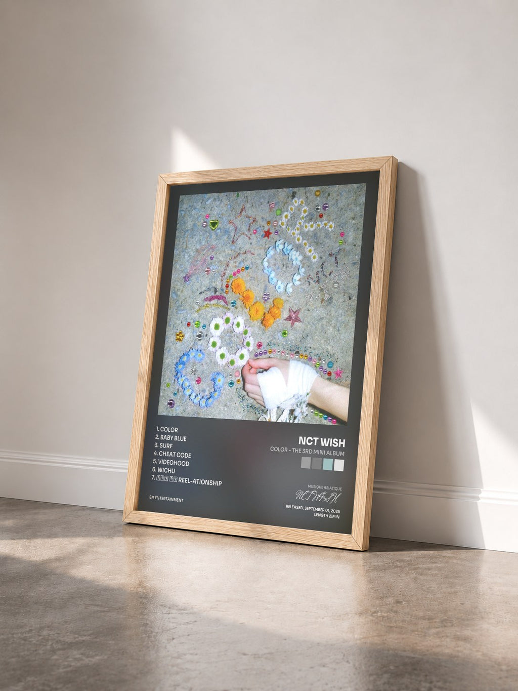#bois Tableau de l'album COLOR - The 3rd Mini Album de NCT WISH vu de trois quarts, cadre en bois brut