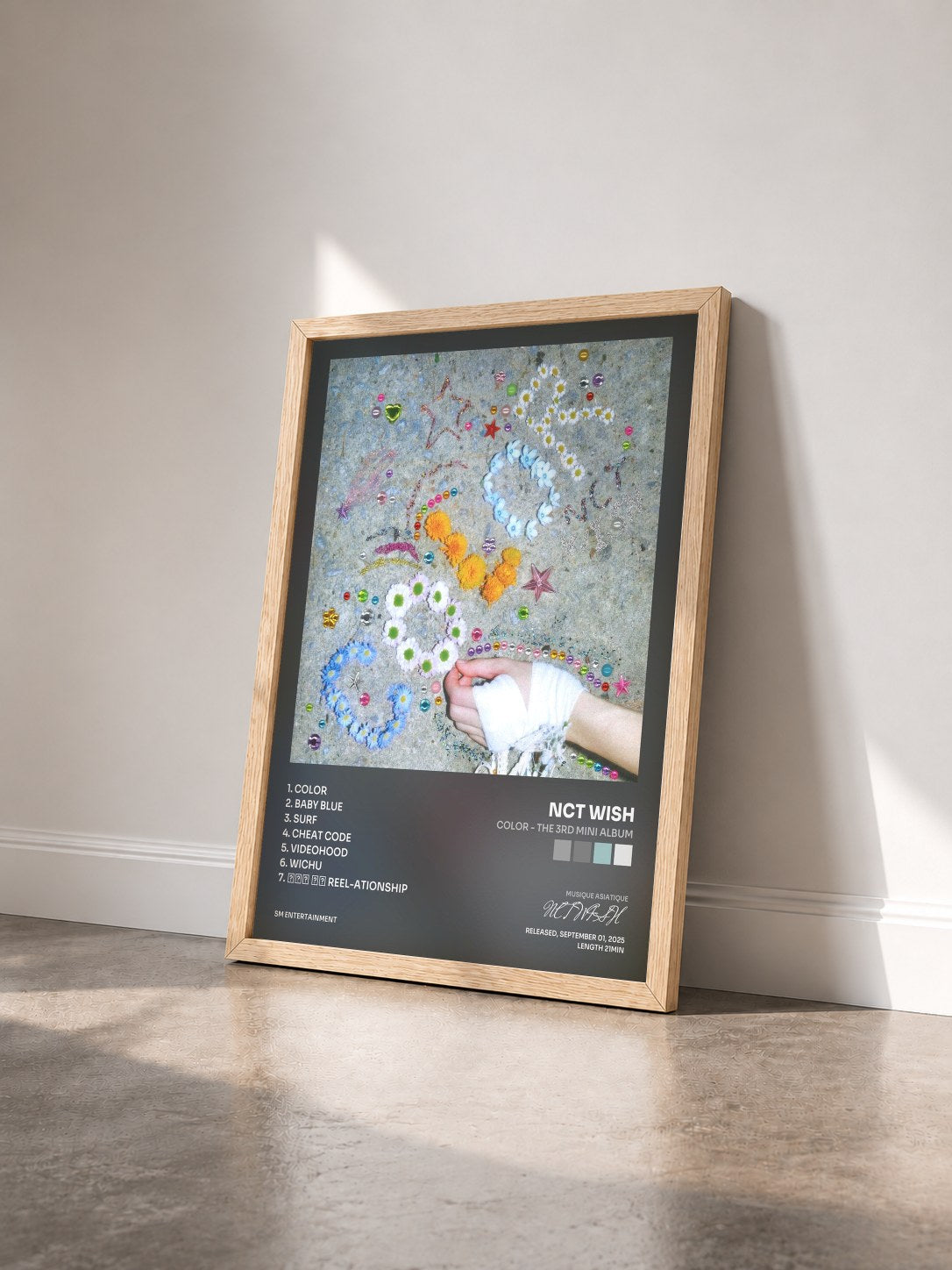 #bois Tableau de l'album COLOR - The 3rd Mini Album de NCT WISH vu de trois quarts, cadre en bois brut