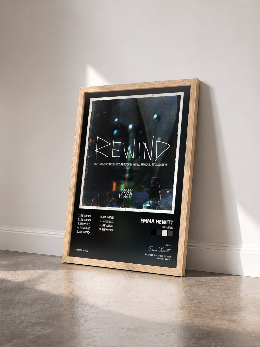 #bois Tableau de l'album Rewind de Emma Hewitt vu de trois quarts, cadre en bois brut