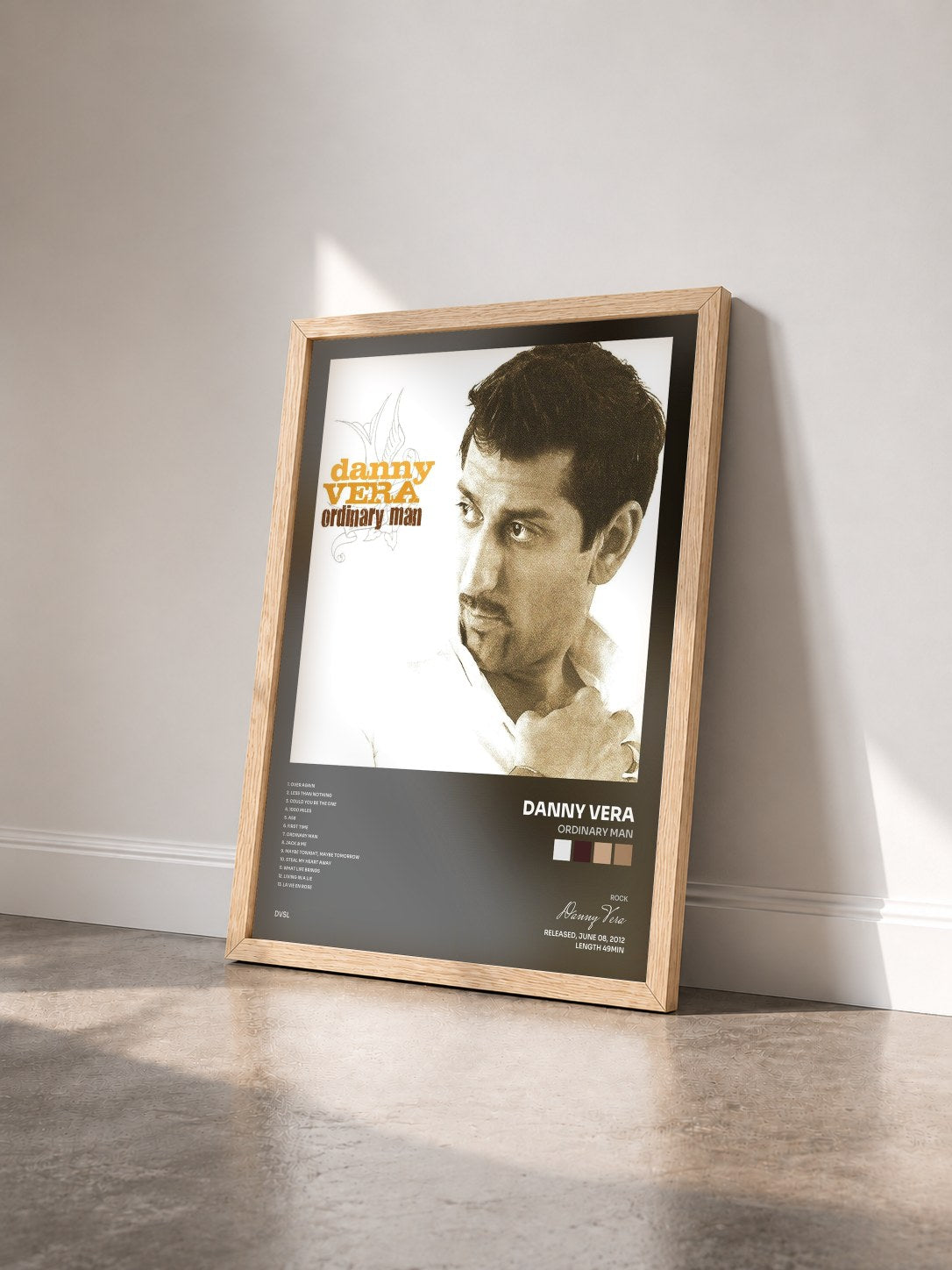 #bois Tableau de l'album Ordinary Man de Danny Vera vu de trois quarts, cadre en bois brut
