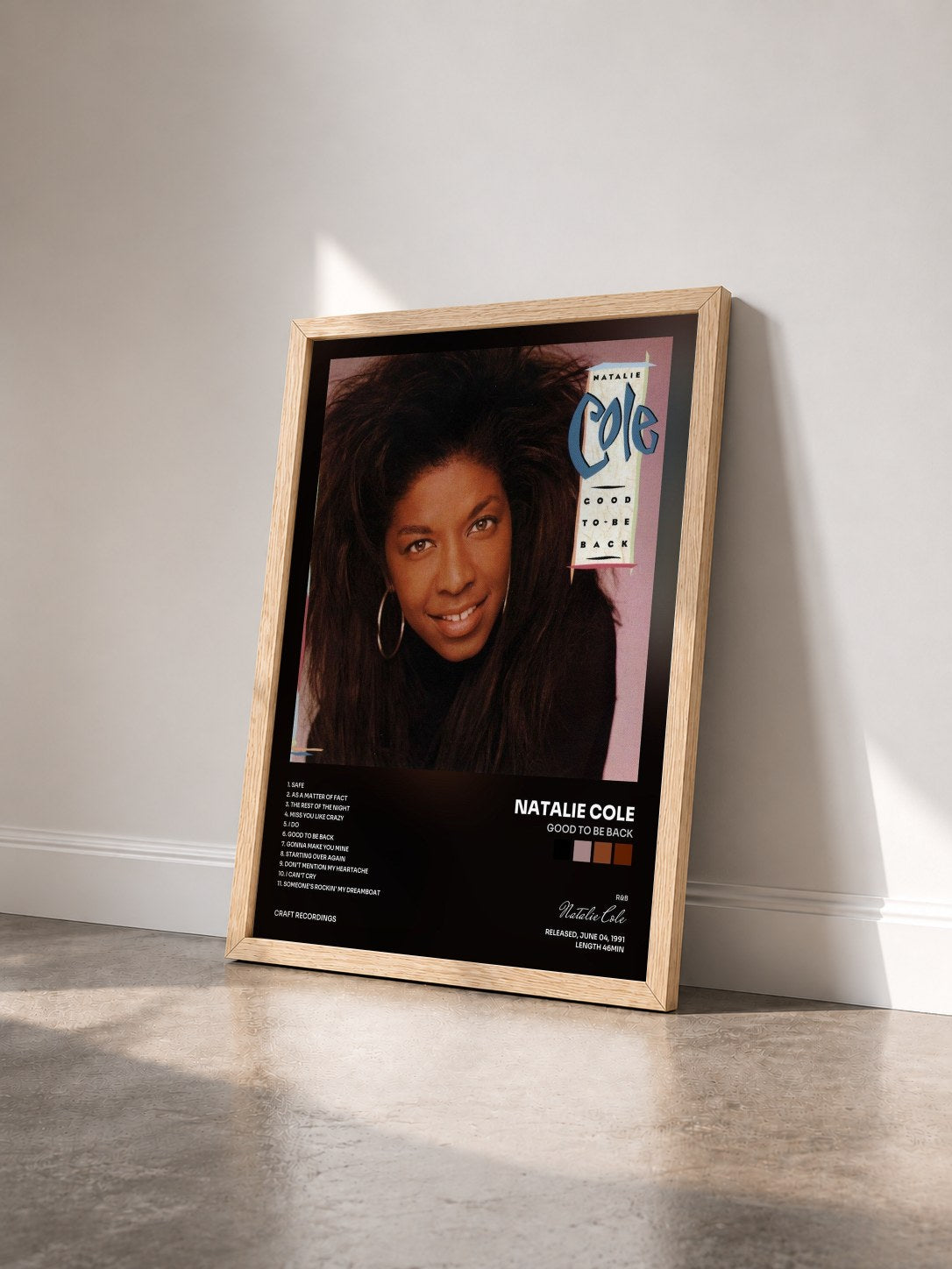 #bois Tableau de l'album Good To Be Back de Natalie Cole vu de trois quarts, cadre en bois brut
