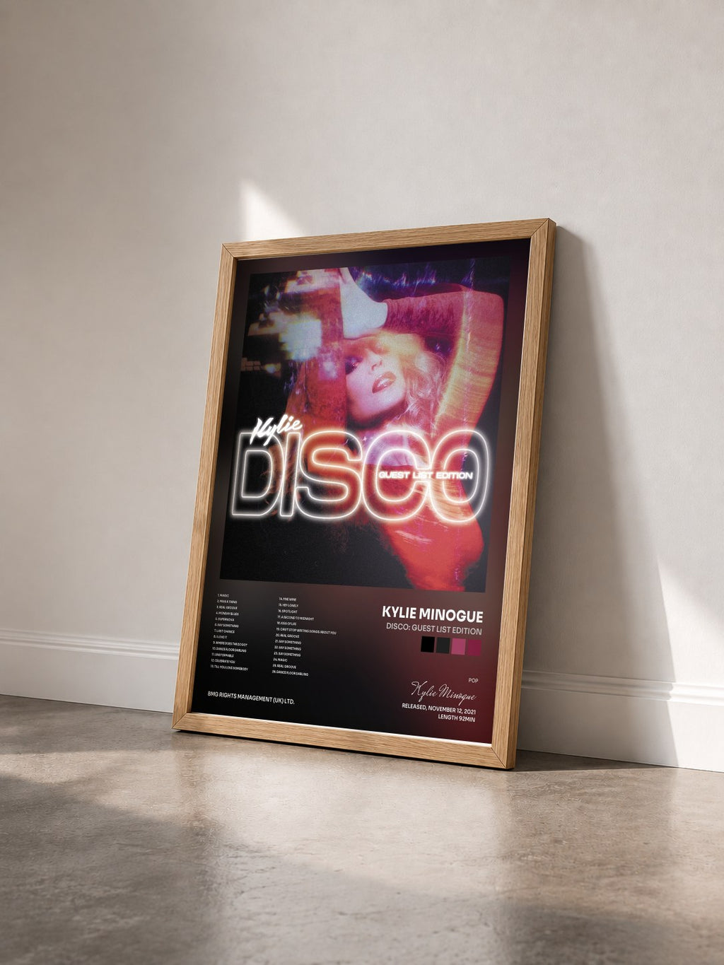 #bois Tableau de l'album DISCO: Guest List Edition de Kylie Minogue vu de trois quarts, cadre en bois brut