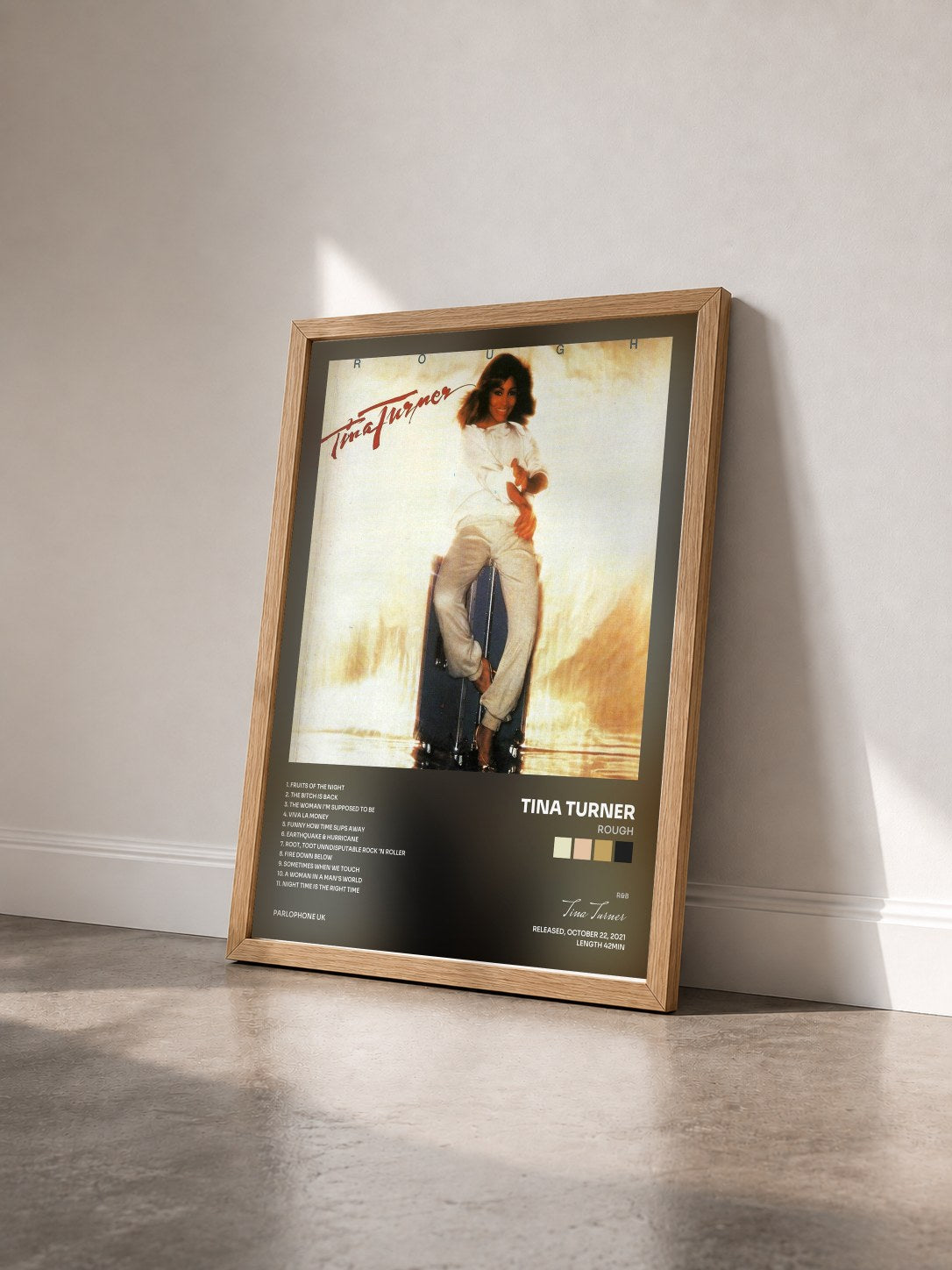 #bois Tableau de l'album Rough de Tina Turner vu de trois quarts, cadre en bois brut