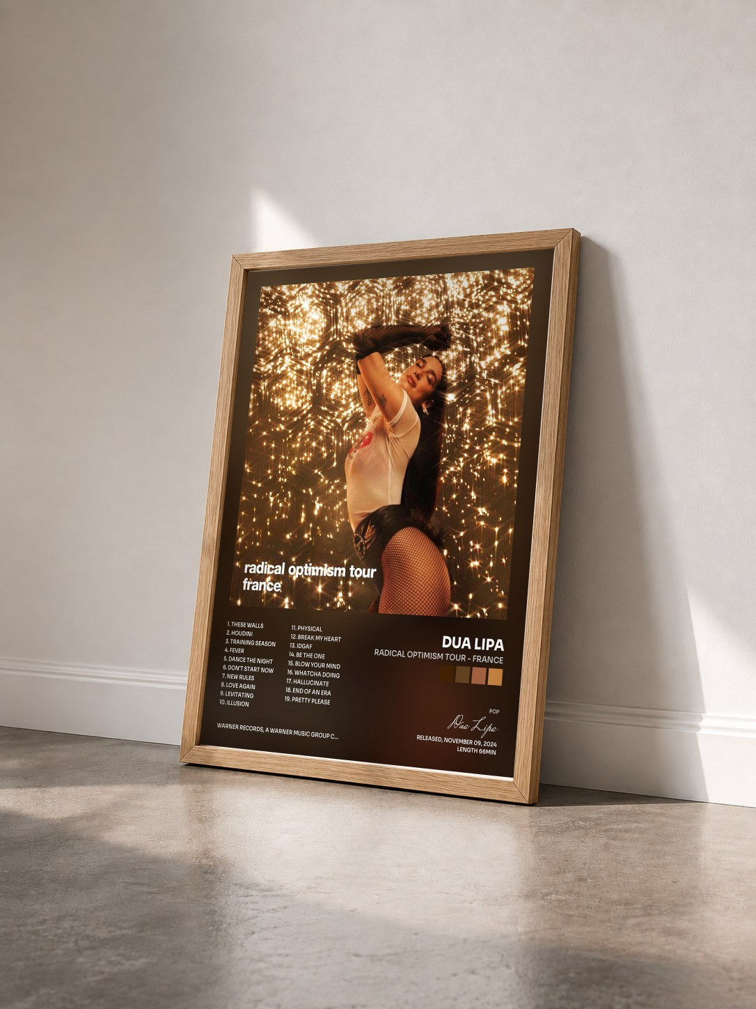 #bois Tableau de l'album Radical Optimism Tour - France de Dua Lipa vu de trois quarts, cadre en bois brut