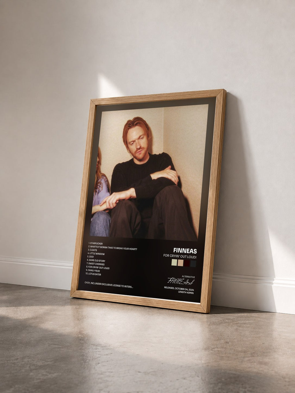 #bois Tableau de l'album For Cryin' Out Loud! de FINNEAS vu de trois quarts, cadre en bois brut