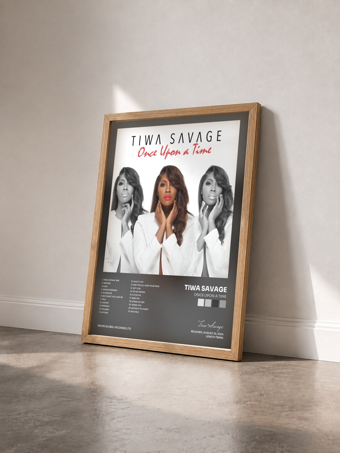 #bois Tableau de l'album Once Upon A Time de Tiwa Savage vu de trois quarts, cadre en bois brut