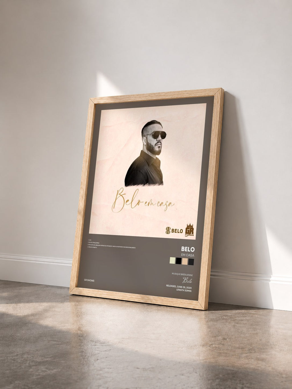 #bois Tableau de l'album Em Casa de Belo vu de trois quarts, cadre en bois brut