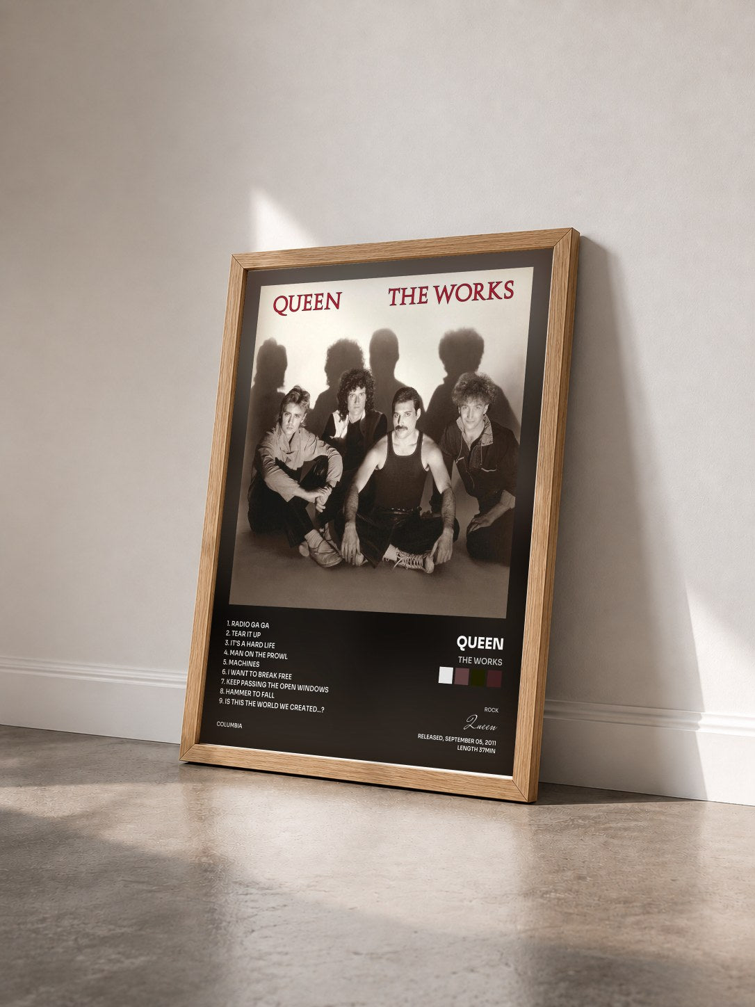 #bois Tableau de l'album The Works de Queen vu de trois quarts, cadre en bois brut