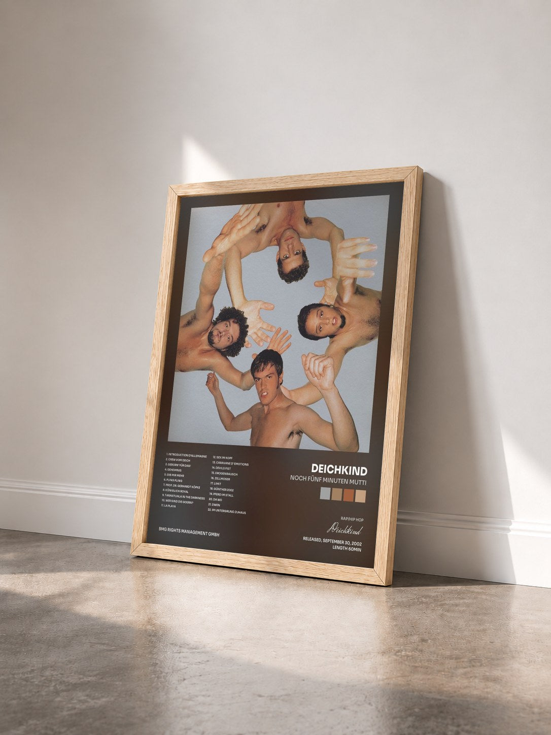 #bois Tableau de l'album Noch fünf Minuten Mutti de Deichkind vu de trois quarts, cadre en bois brut