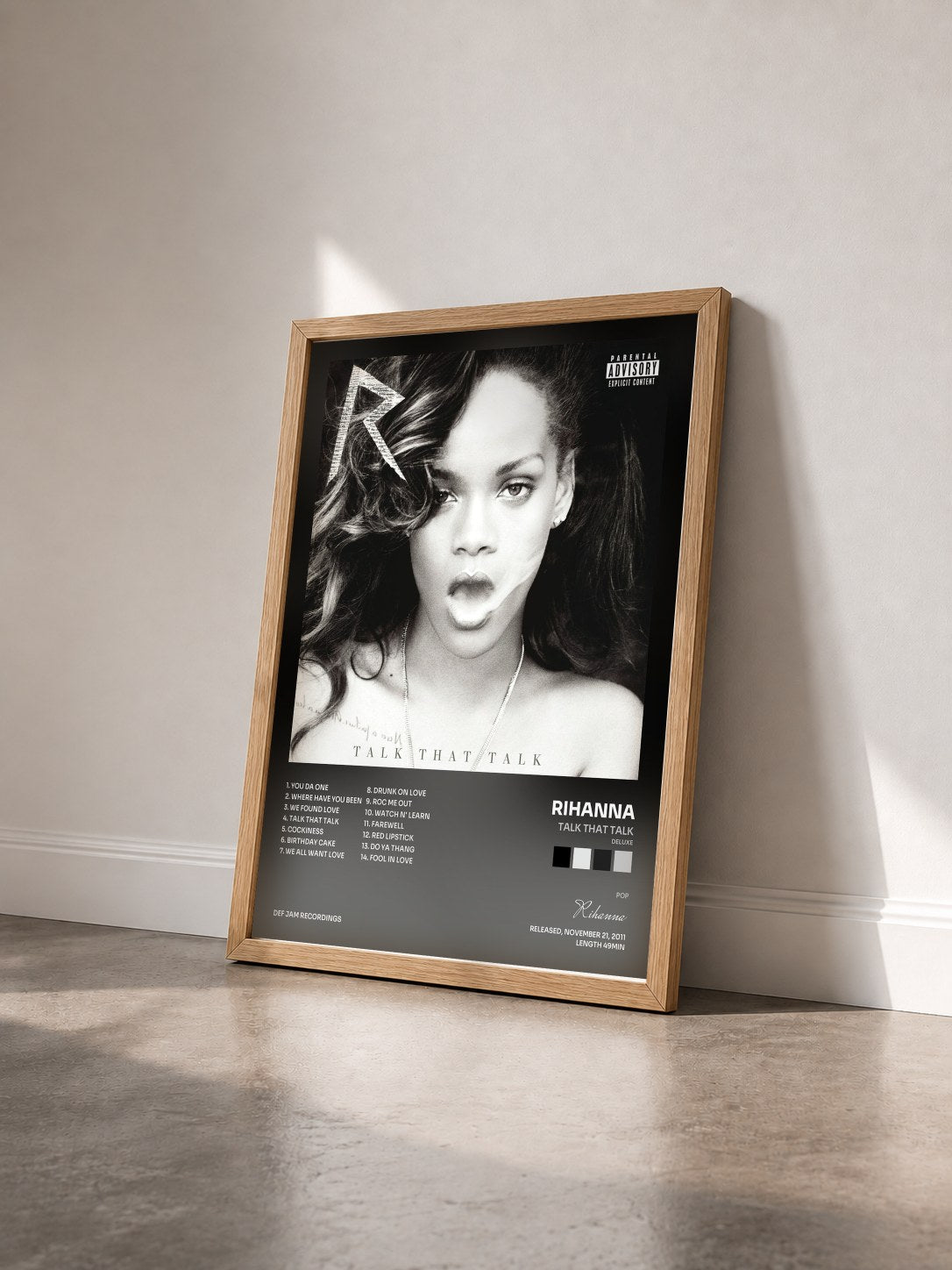 #bois Tableau de l'album Talk That Talk (Deluxe) de Rihanna vu de trois quarts, cadre en bois brut
