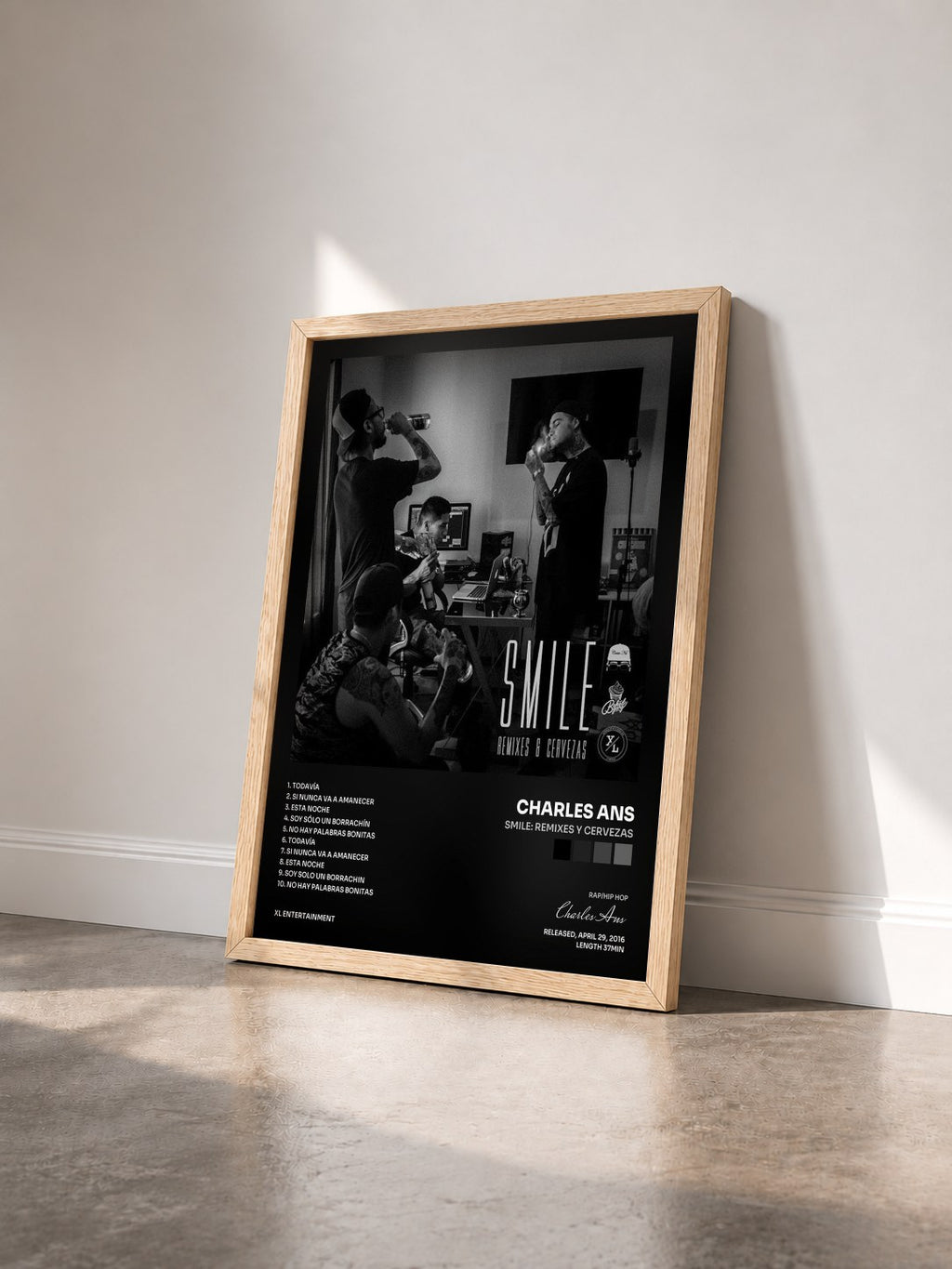 #bois Tableau de l'album Smile: Remixes y Cervezas de Charles Ans vu de trois quarts, cadre en bois brut