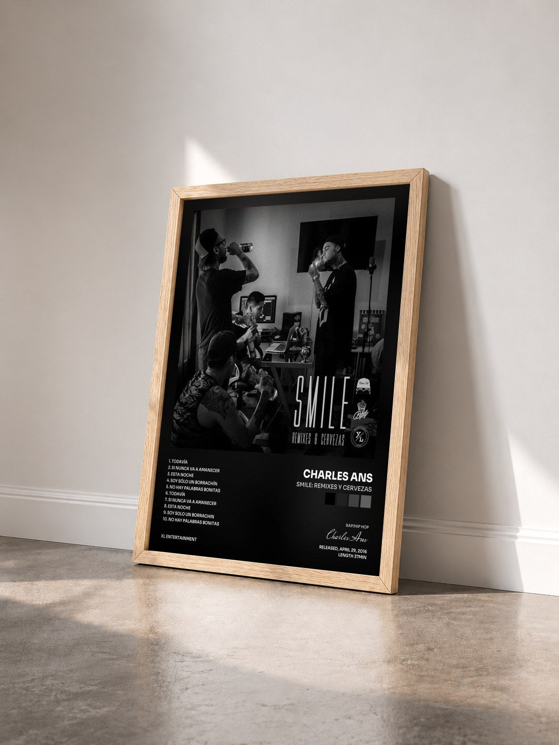 #bois Tableau de l'album Smile: Remixes y Cervezas de Charles Ans vu de trois quarts, cadre en bois brut
