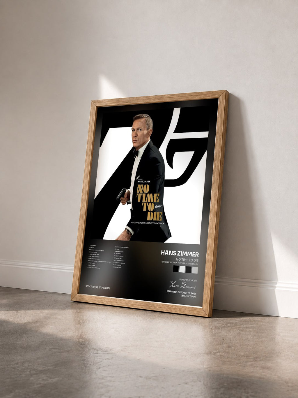 #bois Tableau de l'album No Time To Die (Original Motion Picture Soundtrack) de Hans Zimmer vu de trois quarts, cadre en bois brut
