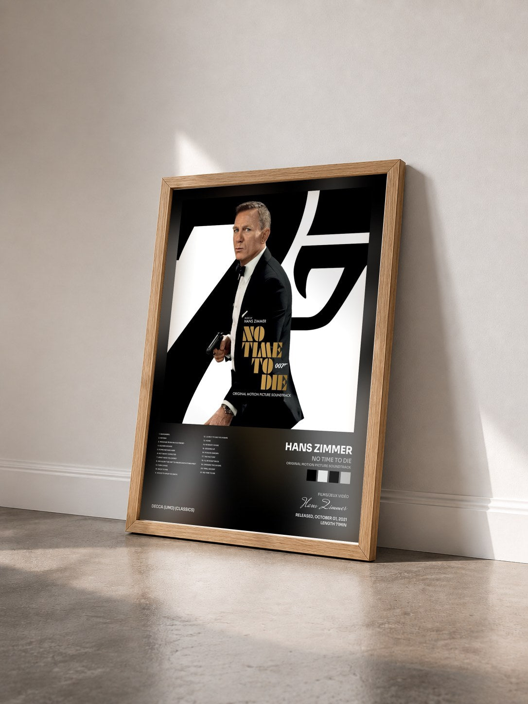#bois Tableau de l'album No Time To Die (Original Motion Picture Soundtrack) de Hans Zimmer vu de trois quarts, cadre en bois brut