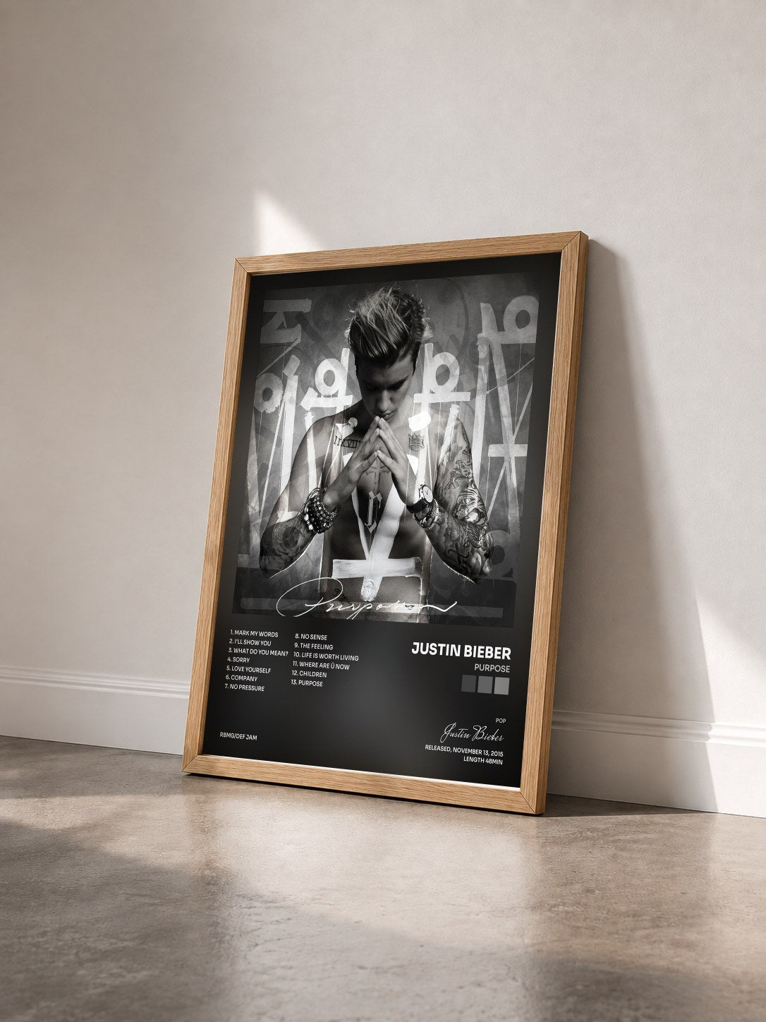 #bois Tableau de l'album Purpose de Justin Bieber vu de trois quarts, cadre en bois brut
