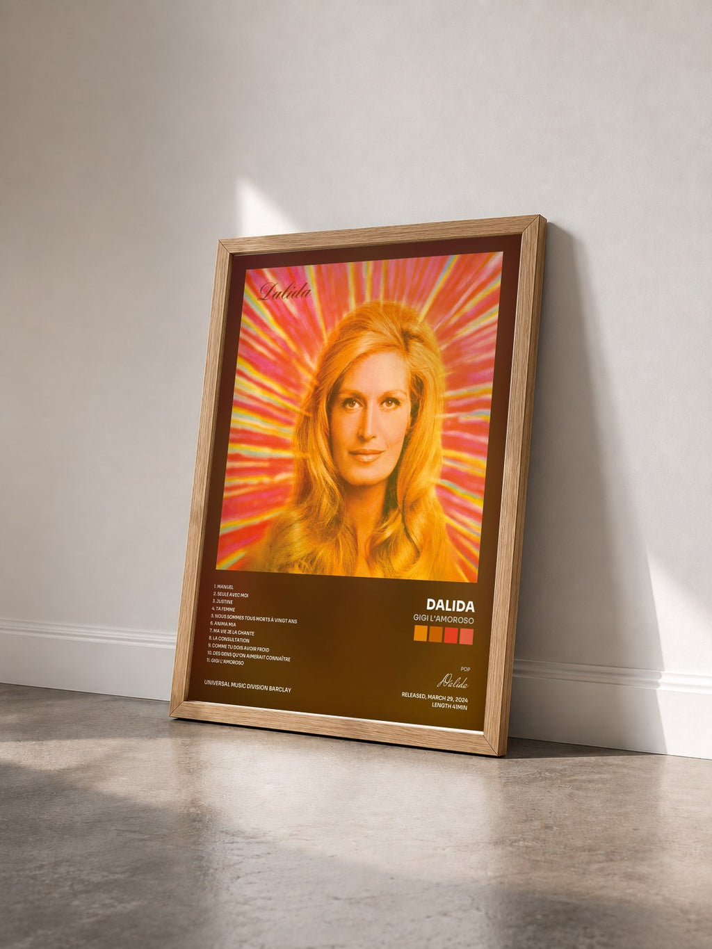 #bois Tableau de l'album Gigi l'amoroso de Dalida vu de trois quarts, cadre en bois brut