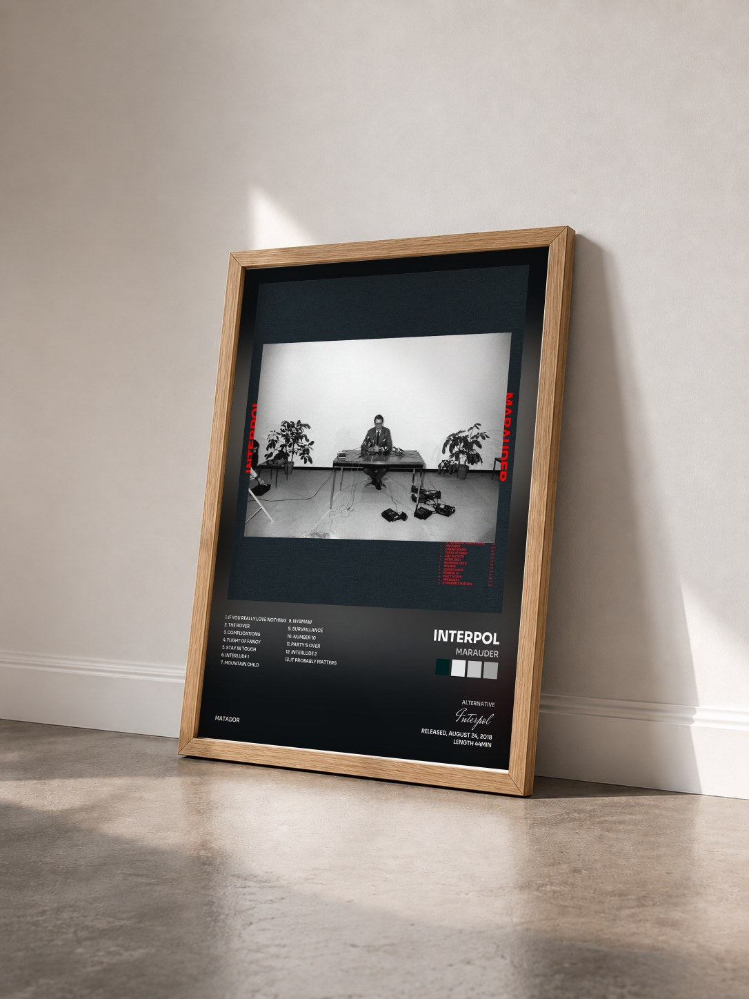 #bois Tableau de l'album Marauder de Interpol vu de trois quarts, cadre en bois brut