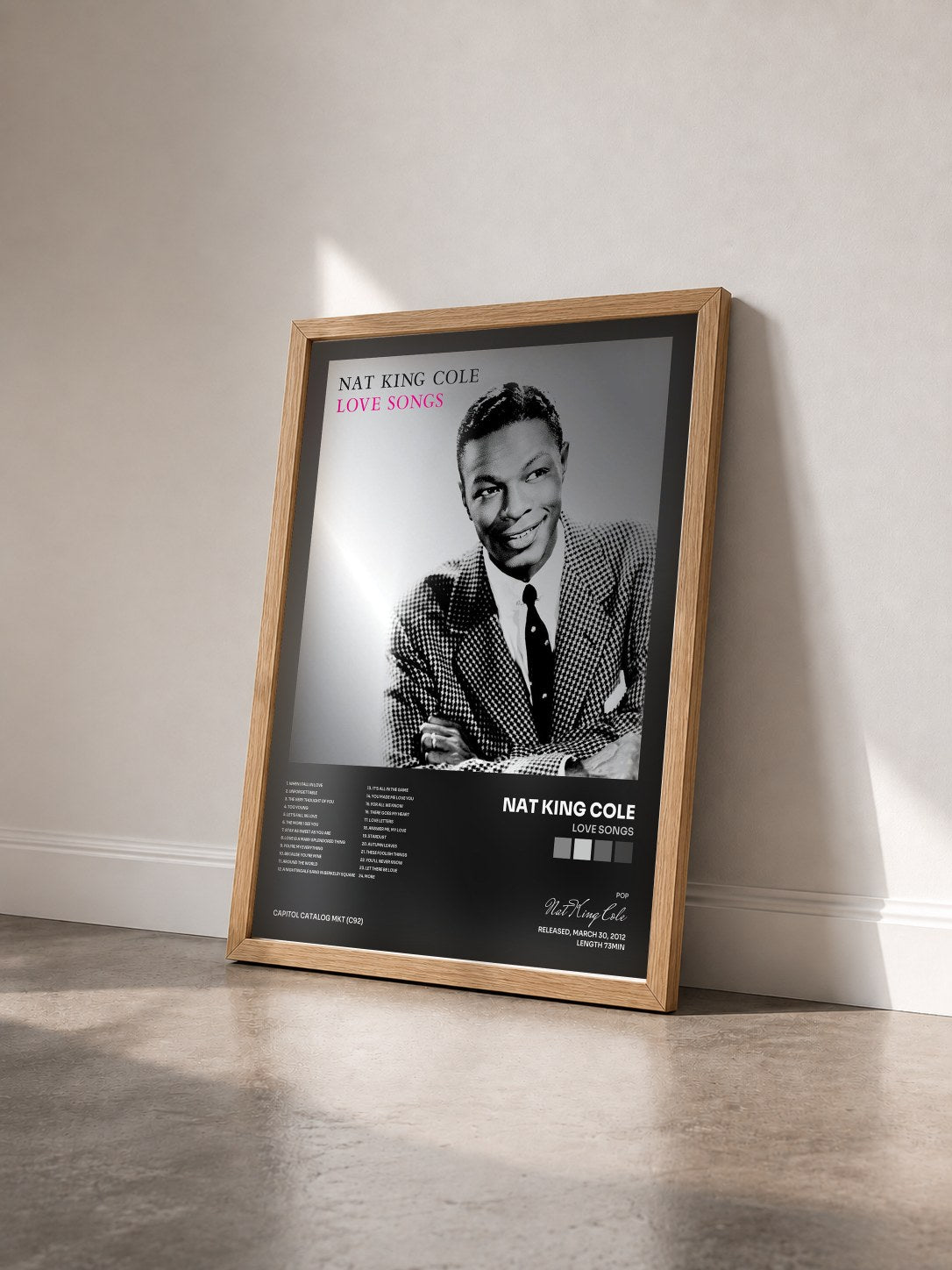 #bois Tableau de l'album Love Songs de Nat King Cole vu de trois quarts, cadre en bois brut