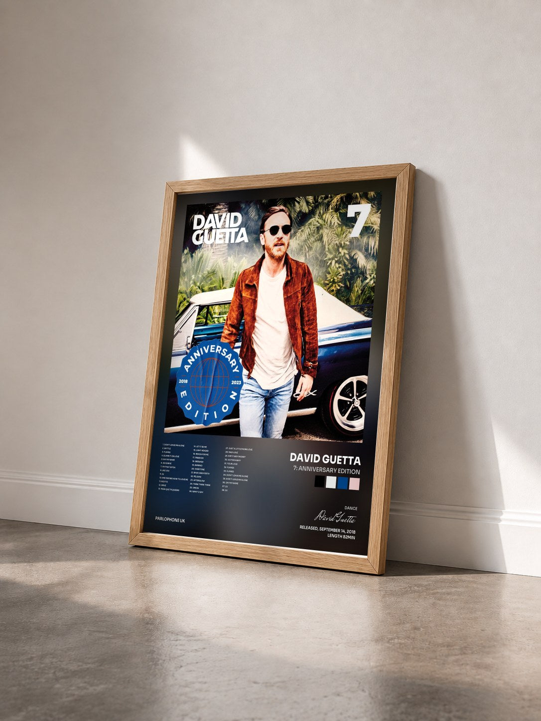 #bois Tableau de l'album 7: Anniversary Edition de David Guetta vu de trois quarts, cadre en bois brut