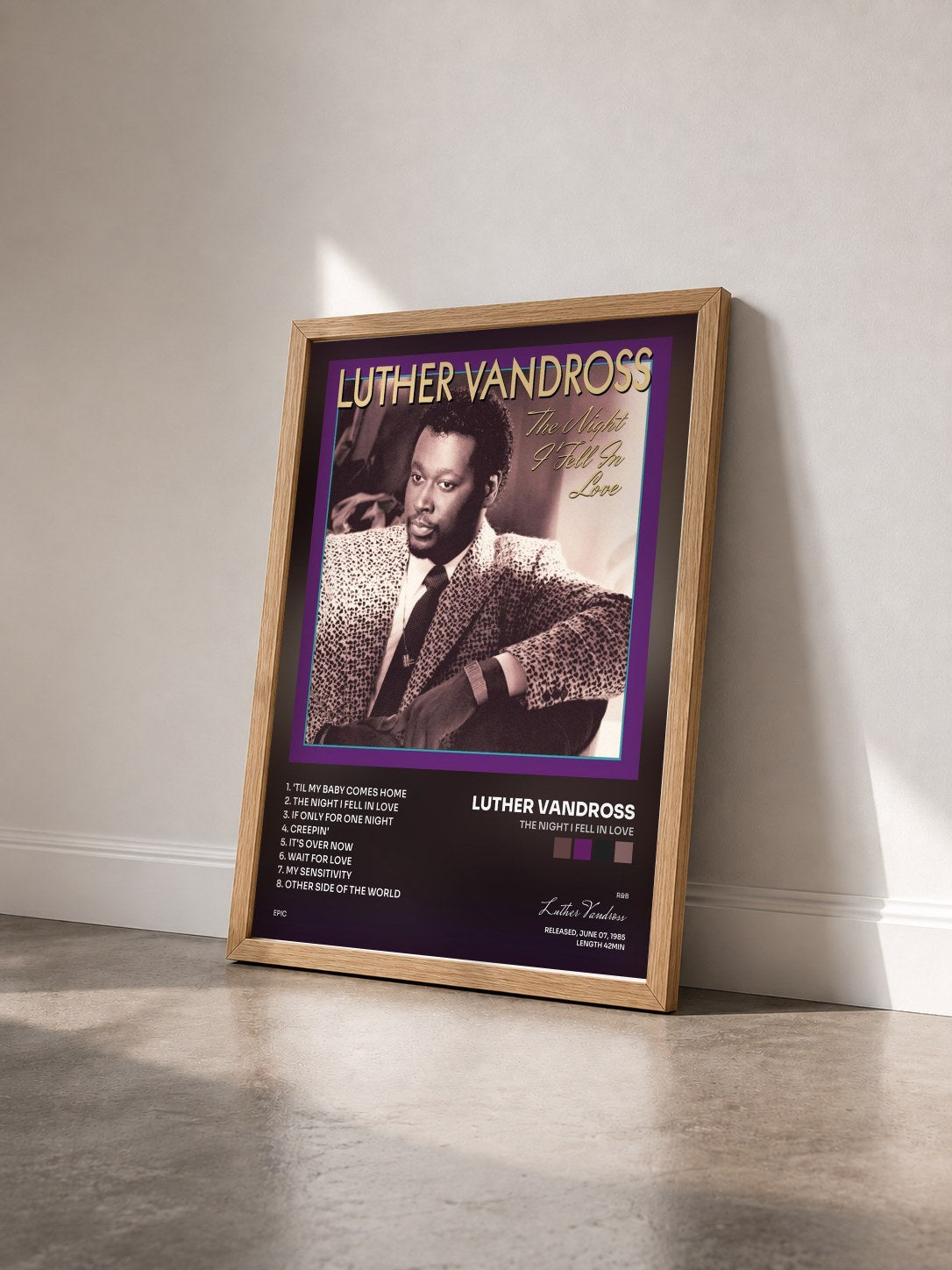 #bois Tableau de l'album The Night I Fell In Love de Luther Vandross vu de trois quarts, cadre en bois brut