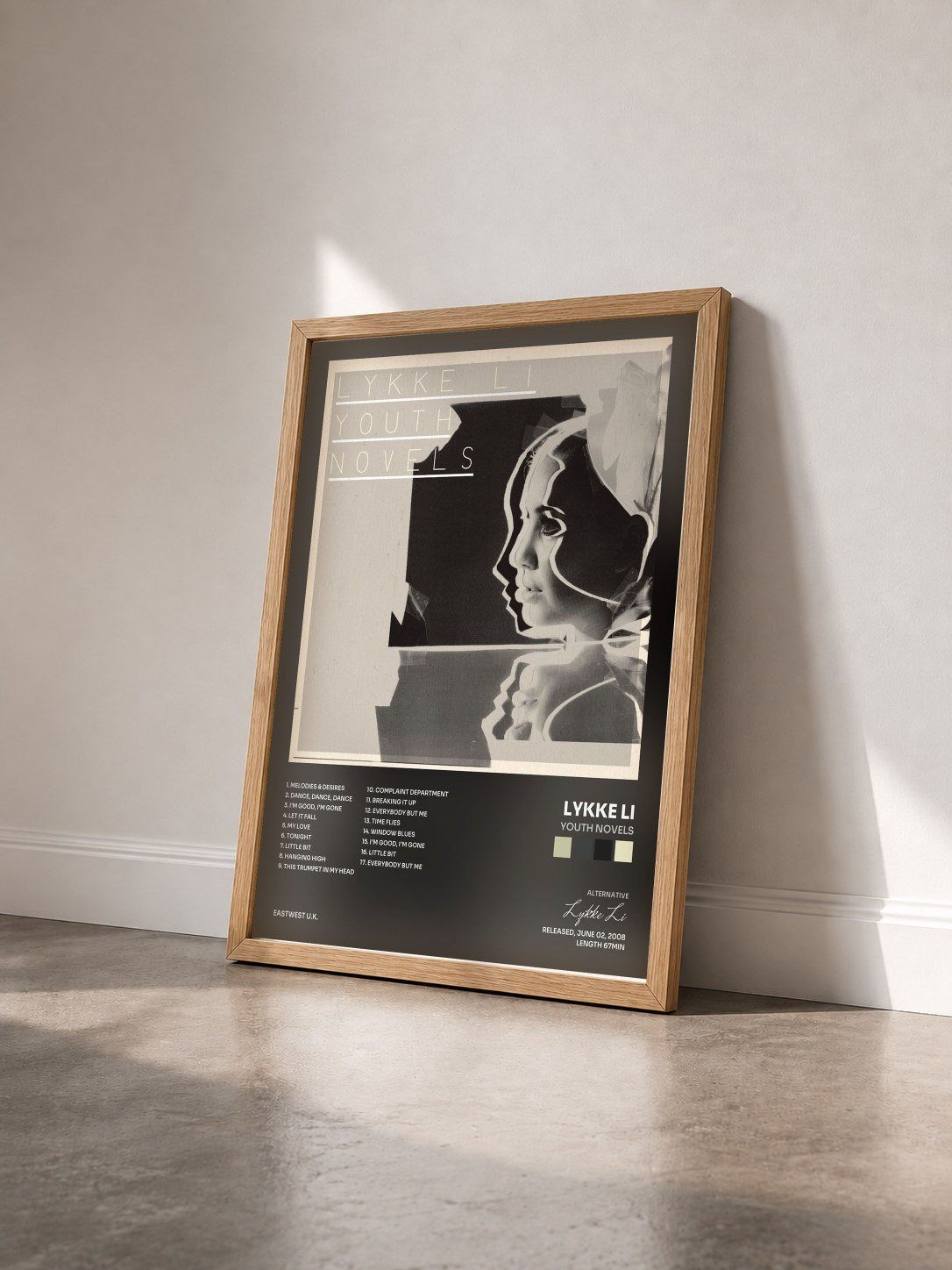 #bois Tableau de l'album Youth Novels de Lykke Li vu de trois quarts, cadre en bois brut