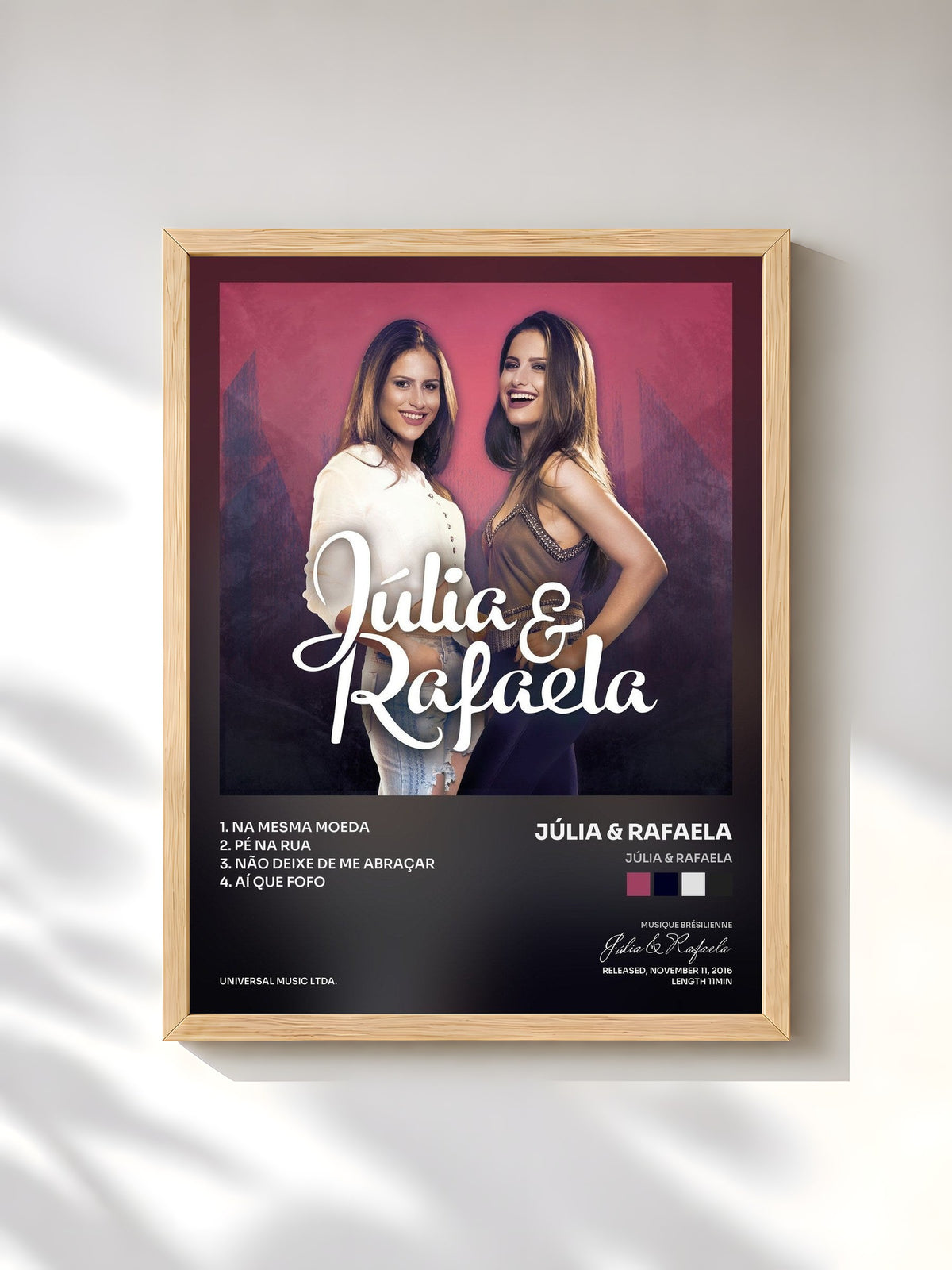#bois Tableau de l'album Júlia & Rafaela de Júlia & Rafaela, cadre en bois brut, imprimé et encadré en France