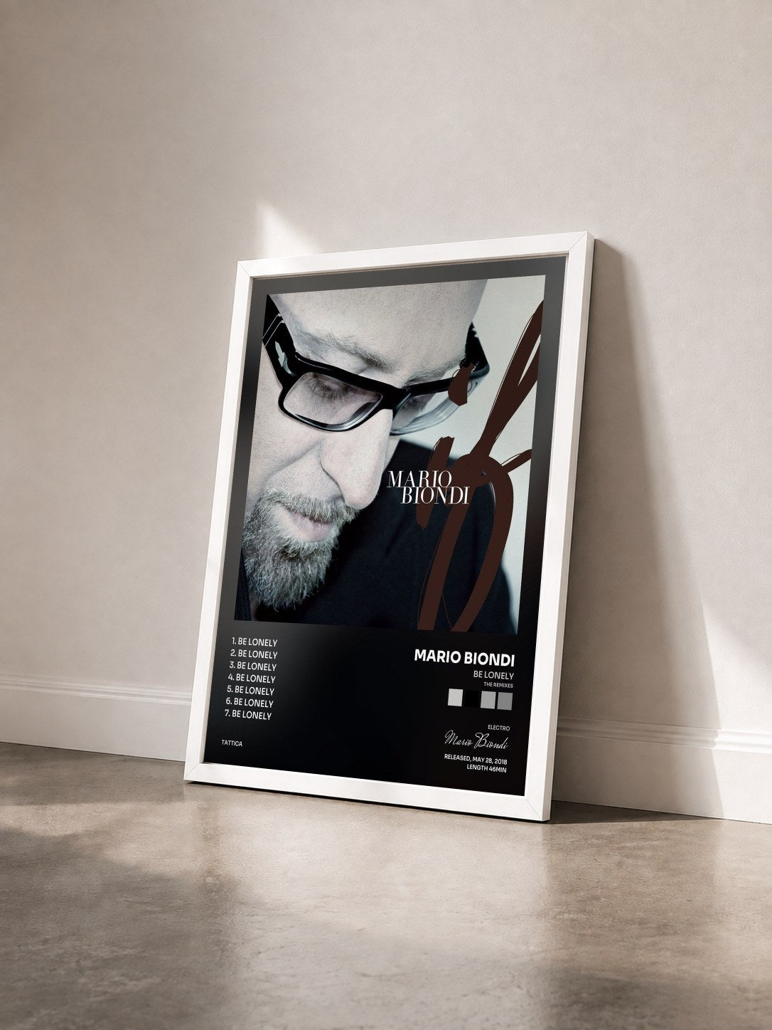 #blanc Tableau de l'album Be Lonely (The Remixes) de Mario Biondi vu de trois quarts, cadre blanc